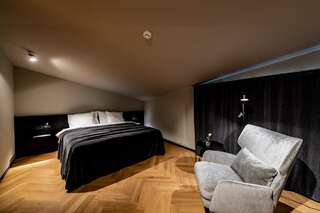 Отель Maestro Design Hotel Лиепая Люкс с кроватью размера "king-size" и джакузи-3